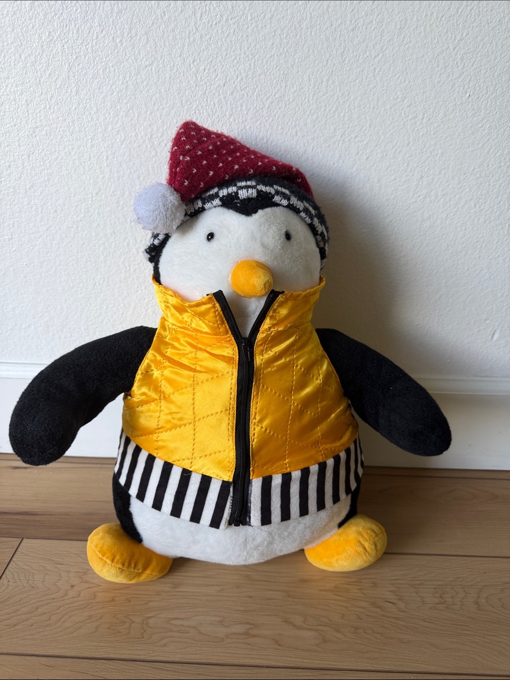 Large Friends Show Penguin Hugsy
